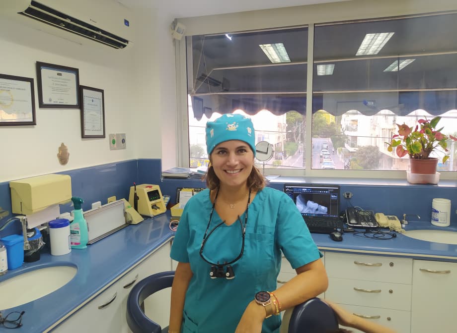 רופאת שיניים ברמת השרון ד"ר ארוס אלכסנדרה